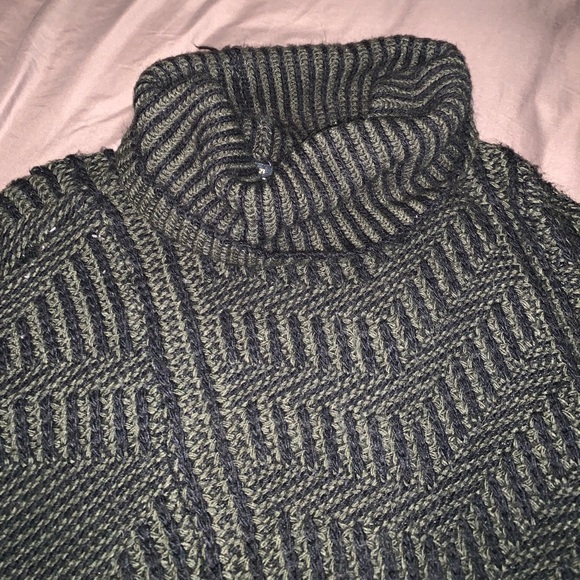 Turtle neck poncho - Picture 2 of 4